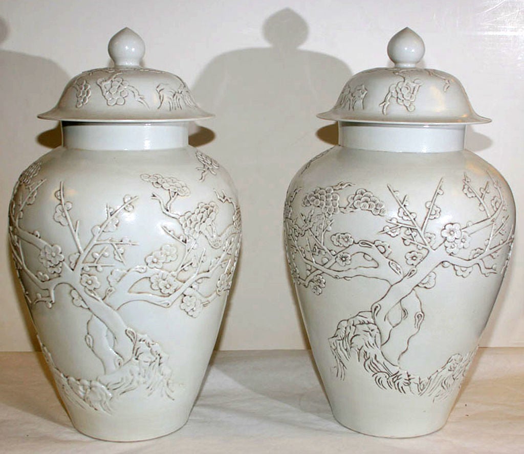 A PAIR OF QING DYNASTY COVERED JARS. CHINESE,  19th CENTURY In Good Condition For Sale In New York, NY